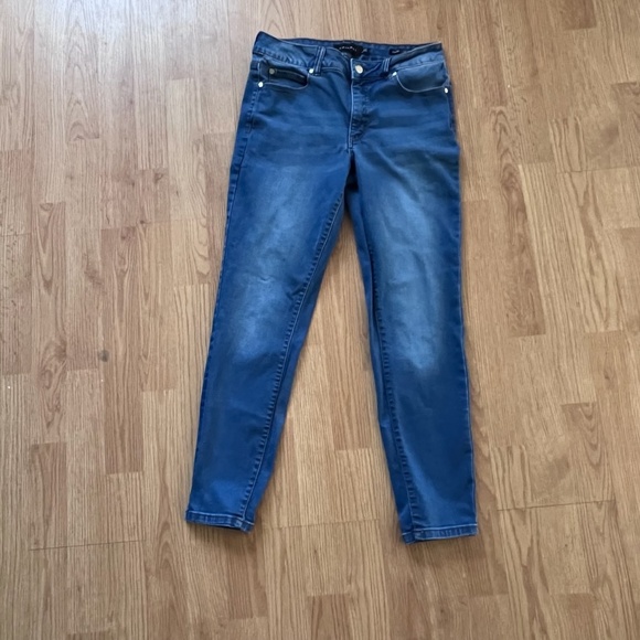 Tahari Chloe Fit Solution Skinny Jeans In Medium Wash Womens 8/29 - Picture 2 of 5